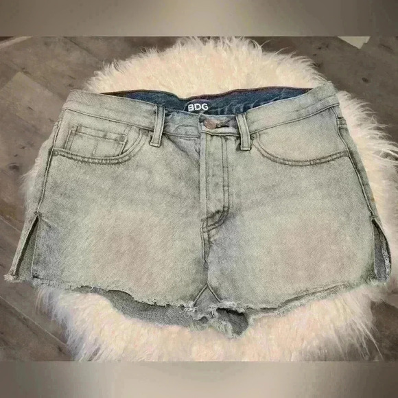 Urban Outfitters BDG Mid Rise Breezy Cutoff Jean Shorts - Picture 1 of 11